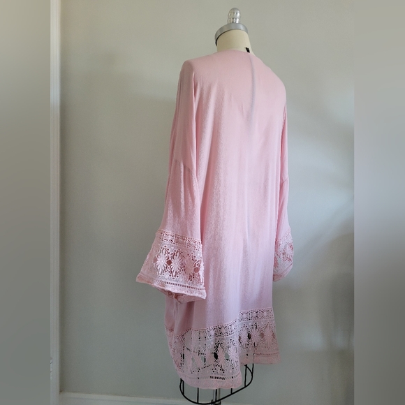 Lace trimmed robe in soft pink flowy fabric - Picture 3 of 6